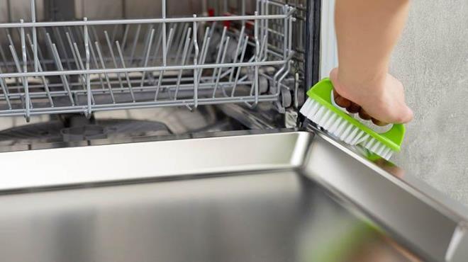 Birok ev problemine deva olan beyaz sirke yalardan arndrmak, deterjan birikintilerini temizlemek ve kt yiyecek kokularn gidermek iin makul bir temizleme arac.