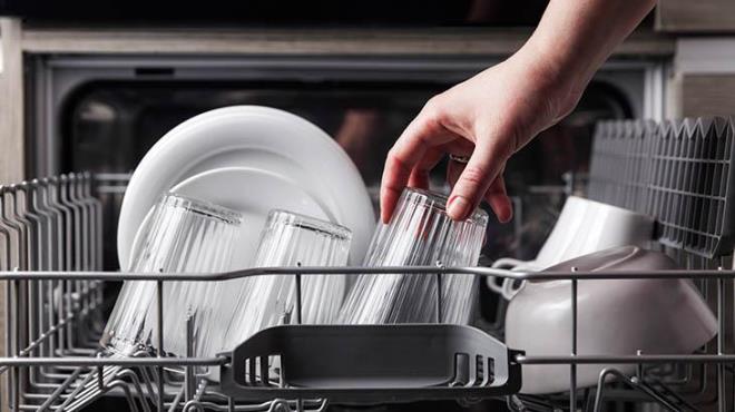 lk yntem iin henz ykanm bulaklar makineden karn. Elinize aldnz mikrofiber bezle makinenin zemininde ve i ksmnda yer alan kalntlar temizleyin.