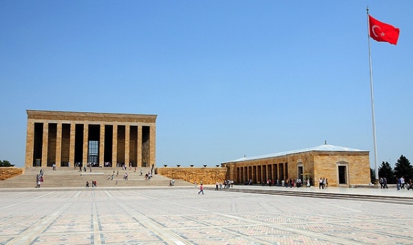 63 yldr Trk bayrann dalgaland bayrak direi, nbeti geici olarak devretti.