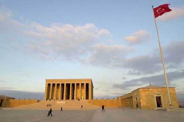 63 yldr Trk bayrann dalgaland bayrak direi, nbeti geici olarak devretti.