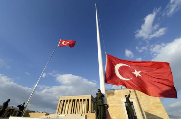 63 yldr Trk bayrann dalgaland bayrak direi, nbeti geici olarak devretti.