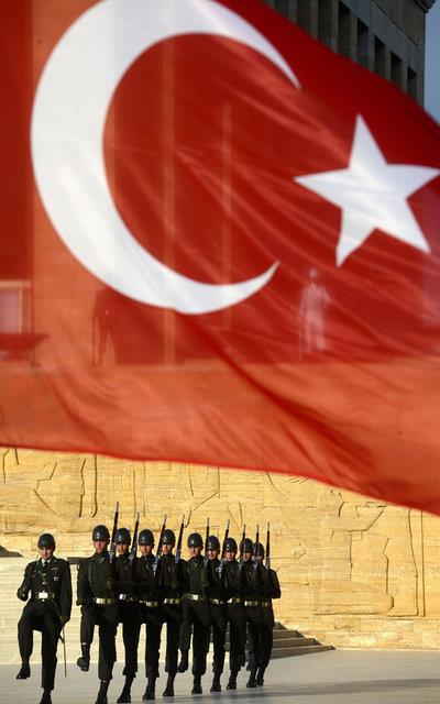 63 yldr Trk bayrann dalgaland bayrak direi, nbeti geici olarak devretti.