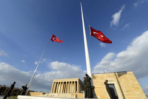 63 yldr Trk bayrann dalgaland bayrak direi, nbeti geici olarak devretti.
