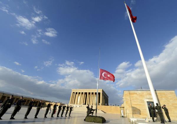 Antkabir'e 9 Kasm 1950'de dikilen ve 63 yldr Trk bayrann dalgaland bayrak direi, nbeti geici olarak devretti.