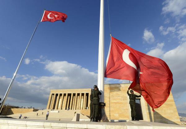 Bayrak direini Amerika'da yaayan Makedonya doumlu Trk Nazmi Cemal'in retmi ve karlksz olarak gndermiti.