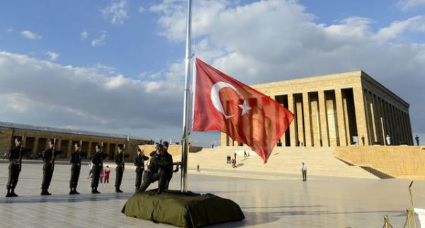 Bayrak direi, 9 Kasm 1950'de Antkabir'in ankaya ynndeki merdivenlerine dikilmiti.