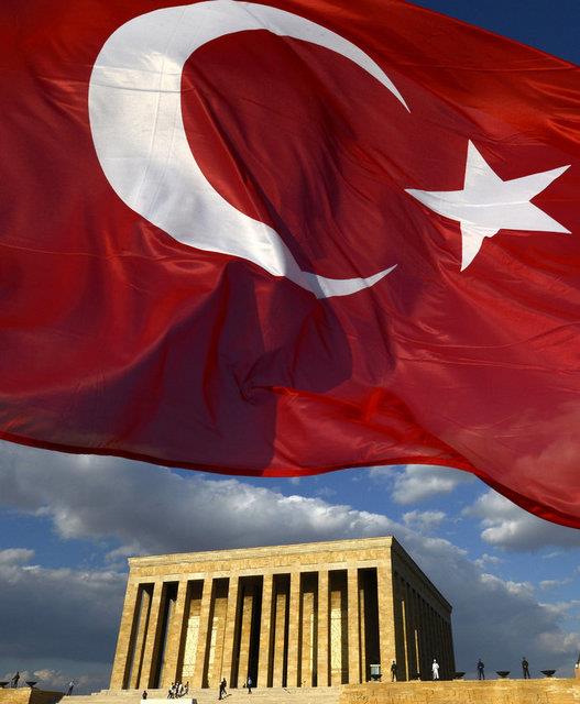 63 yldr Trk bayrann dalgaland bayrak direi, nbeti geici olarak devretti.