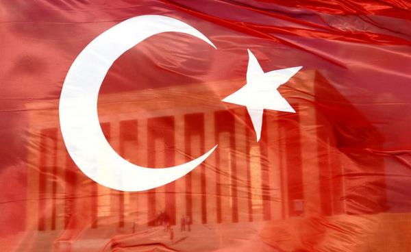 63 yldr Trk bayrann dalgaland bayrak direi, nbeti geici olarak devretti.