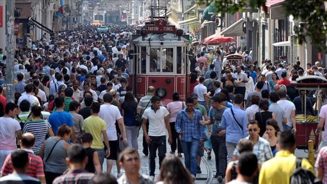 Trkiye Cumhuriyeti dneminde ilk saymn yapld 1927 ylnda 13 milyon 648 bin 270 olan nfus, geen yl 85 milyon 372 bin 377?ye kt.    Cumhuriyet?in 100?nc ylnn kutland 2023?te, yal nfusun toplam nfus iindeki oran yzde 10,2?ye karak cumhuriyet tarihinde ilk kez ift haneyi grd.  lk saymdan bu yana nfusu yaklak 6 kat artan Trkiye?de, ilk istatistiklerin tutulduu 1935 ylnda yal nfusun toplam nfus iindeki oran yzde 3,9 olarak kaytlara geti.