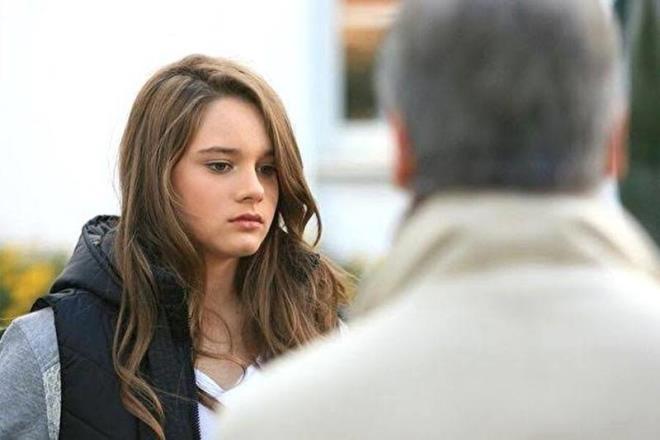 Dersimiz Atatrk filminde Sabiha Gken'in kkln canlandrd. lk barol deneyimini Disney Channel Trkiye'de yaymlanan Zil alnca dizisinde yaad.