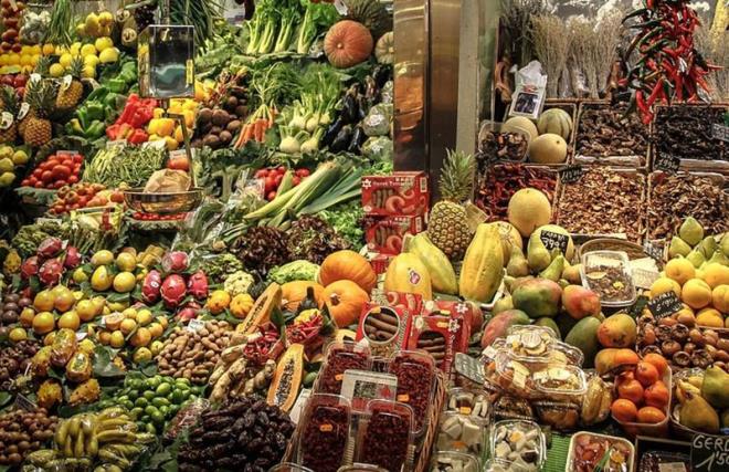 MEYVE VE SEBZELER<p>      Yaban mersini ve spanak gibi meyve ve sebzeler, yalnzca yemeklerinize renkli bir katk salamakla kalmaz, ayn zamanda lif, antioksidanlar ve bitki sterolleri asndan da zengindir. Uzmanlar "Birlikte, vcudunuzun emdii toplam kolesterol miktarn azaltr ve sisteminizin kt kolesterolden kurtulmasna yardmc olur" diyorlar. Gnlk beslenmenizde eitli meyve ve sebzeleri ieren en az be porsiyon hedefleyerek bu avantajlardan faydalanmanz neriyorlar.