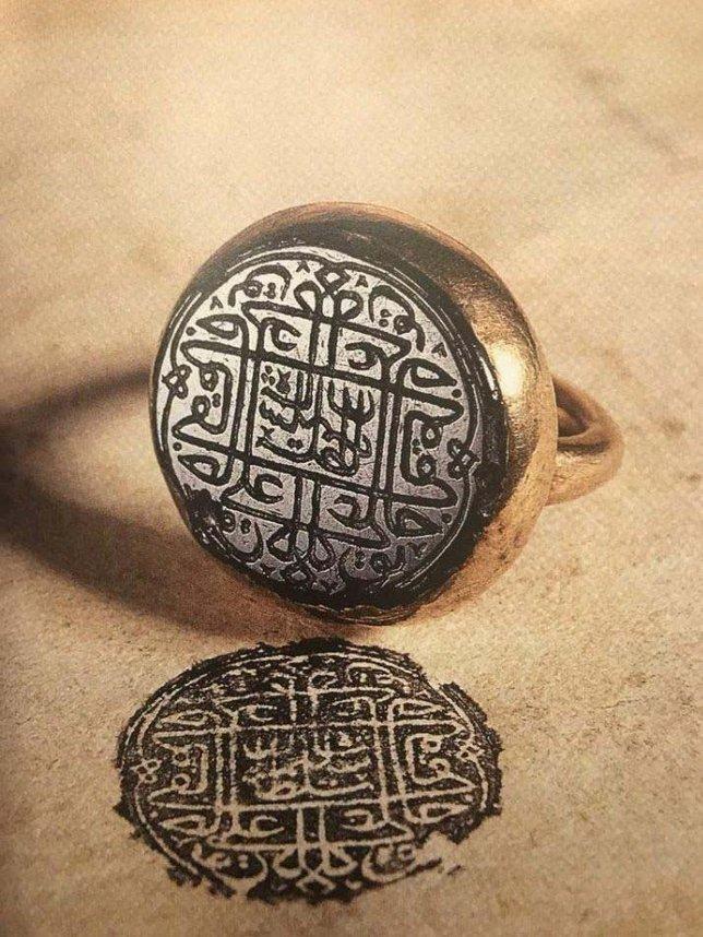 Babasndan devrald tatminkar hazineyi azna kadar doldurdu. Hazinenin kapsn mhrledikten sonra yle vasiyet etti: "Benim altnlarla doldurduum hazineyi torunlarmdan her kim doldurabilirse, kendi mhr ile mhrlesin. Aksi halde Hazine-i Hmayun benim mhrm ile mhrlensin.