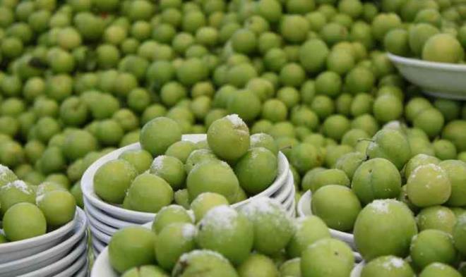 Yeil erik yaz aylarnn vazgeilmez meyvelerinden bir tanesidir. Erii tuzla beraber tketen mdavimlerine kt haber uzmanlardan geldi. Yeil erii tuz ile tketmenin ne gibi zararlar olabilir? te cevab...