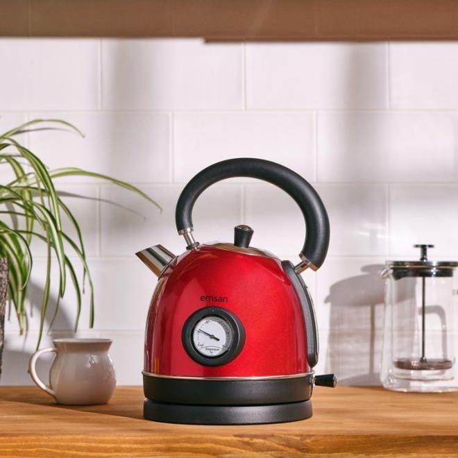 Su stclarla ilgili unlar syledi: "Su stclar da dorudan dolaplarn altna yerletirildiinde de risk oluturuyor nk kardklar buhar zamanla dolaplarda nem hasarna neden olabiliyor. Bu ar nem, kf oluumuna ve yapsal hasara yol aarak mutfak dolaplarnzn mrn ksaltabilir."