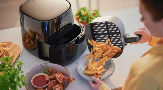 Airfryer pratik olduu iin son dnemde birok kadnn gzdesi haline geldi. Evde daha hzl ve pratik yemek yapmak iin kullanlan airfryer kullanrken yaplan baz hatalar gndem oldu. lme bile yol aabilen bu hatalara dikkat eken uzmanlar en yaygn fritz hatalarn sralad. te airfryer kullanmnda en ok yaplan hatalar...