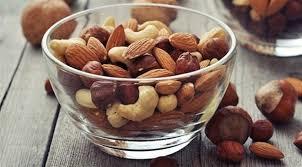 Badem ve Fndk: Badem, fndk ve ceviz gibi yal tohumlar, kolajen retimini destekleyen E vitamini ve dier besin maddeleri ierir.  <p>  Bu besinleri dengeli bir diyet iinde tketmek, kolajen seviyenizi artrmaya yardmc olabilir ve cildinizin saln destekleyebilir.