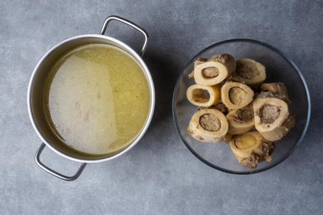 Kolajen vcudun eklemlerini ayakta tutan en nemli proteindir. Kolajen ieren besinler tketerek vcutta cilt, barsak, kemikler, kaslar ve eklemlerin salamln koruyabilirsiniz. Zayf salar ve krlgan trnaklar genellikle kolajen eksikliinden kaynaklanabilir.  <p>  zellikle an sorunu olan sa dklmesi, zayf baklk, sindirim sorunlarnn ou kolajen eksikliinden kaynaklanmaktadr. Vcuda besinler yoluyla aldnz kolajen eklemlerdeki ba dokusunu korur ve barsak duvarn iyiletirir.