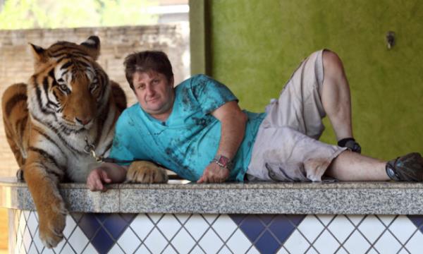 Fakat yakn zamanda hkmet yetkilileri evde izinsiz kaplan beslenemeyecei eklinde Borges'i uyarm.