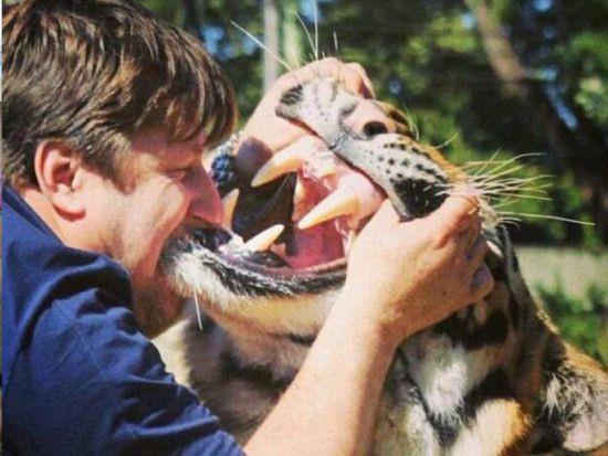 Borges'in kpek eitmeni olarak alan dier kz Uyara, kpeklerini rahata kaplanlarna emanet edebiliyor.