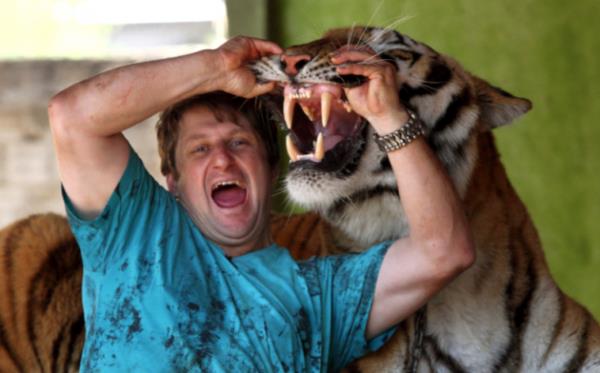 Hatta aile yemek yerken onlara katlabiliyorlar.