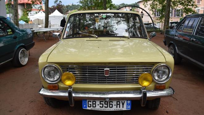 Yaklak 2 ay nce bir otomobil daha satn aldn kaydeden Solmaz, szlerini yle srdrd: "Yolculuumuz Ankara`dan Lyon`a drt gn srd, biraz zor geti. Koleksiyon arabalaryla uramak zor aslnda nk biraz mekanikten, modifiyeden anlamanz lazm. Jantlar, aksesuarlar, lambalar ve tamponunu deitirmek, tamamen kendi zevkime gre kiiselletiriyorum. Kendi zevkime gre yaptm arabalar seviyorum. u anda elimde 4 araba var. Onlar da sevdiim iin satamyorum, kyamyorum satmaya. Byle festivallere, dnlere aryorlar, gidiyorum. Seviyorum bu ii."