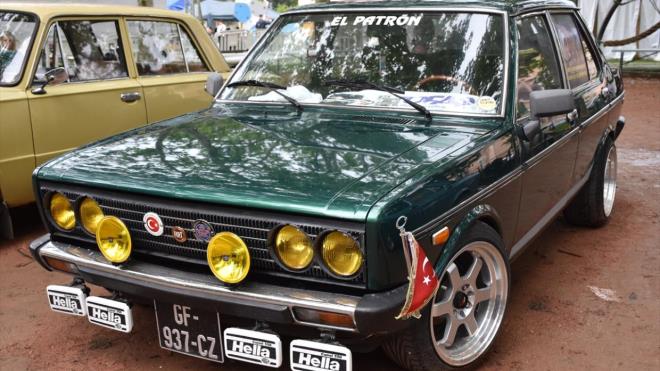 Diyanet leri Trk slam Birliine bal Givors Fatih Camisi Derneinin 1-2 Haziran`da dzenledii "Givors Trk Kltr Festivali"ne katlan Solmaz`n otomobilleri ziyaretilerden ilgi grd.<p>Solmaz, ara srmeyi babasnn otomobiliyle rendiini syledi. Klasik otomobillere ilgisinin yllar ierisinde arttn dile getiren Solmaz, ilk olarak ilanda grd 1977 model otomobili satn aldn belirtti.