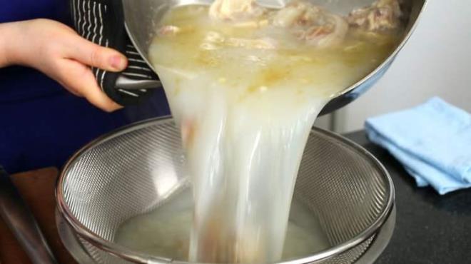 nl mankenlerin ve sanatlarn bile gzelliinin srrnn ilik suyunda olduunu sylyor. Peki Genletiren ilik suyunun cilde faydalar neler?