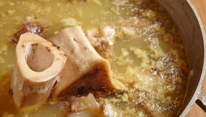 likli kemik suyu hem sade olarak hem de eitli sebzelerle piirilerek tketilebilir. Uzun sre piirilen ilikli kemik suyuna eklenen sebzelerin ierdii vitaminler ve mineraller suya geer.