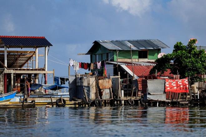 Bu nedenle ada sakinleri iin ana karada zel bir yerleim yeri hazrland.     Ancak ada halk kltrlerini korumaya kararl.  <p>  Deniz seviyesinden yalnzca bir metre ykseklikte bulunan adann nmzdeki yllar iinde tamamen su altnda kalaca dnlyor.