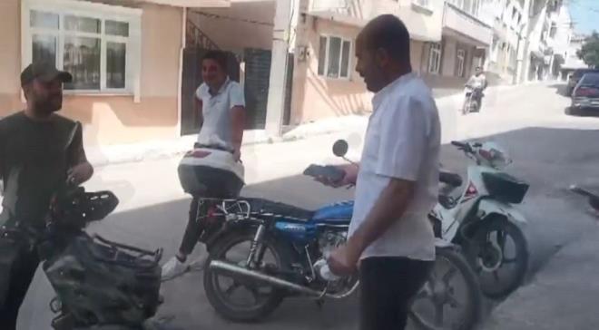 B�LG�LER� ELE GE��R�LEN GEN�, ��KAYET�� OLDU    As�ls�z sipari� ma�duru d�ner salonu i�letmesi Ahmet G��t�rk, gazetecilere, bunu yapanlar�n bulunup cezaland�r�lmas�n� istedi.  Online ya da kap�da �deme �eklinde oldu�u i�in �o�unlukla teslimat �ncesi para almad�klar�n� belirten G��t�rk, ?Zaten maliyetlerin y�ksek olmas�ndan dolay� zor �artlar alt�nda hizmet vermeye �al���yoruz. Bu durumu �aka olarak g�ren �ah�s bizi ne kadar zarara soktu�unun fark�nda de�il san�r�m. Al�n terimiz ve eme�imizle bu �ekilde alay edilmesini hi� do�ru bulmuyoruz. �n�allah bunu yapan hak etti�i cezay� al�r.? diye konu�tu.