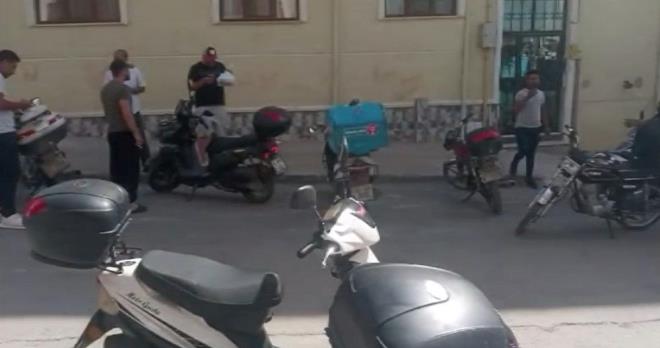 Bursa?n�n Karacabey il�esinde, sanal oyunda ileti�im bilgileri ele ge�irilen gencin ad�na 25 fast food i�letmesi ve restorandan as�ls�z yemek sipari�i verildi.  Esentepe Mahallesi?ndeki bir evden birbirine yak�n saatlerde il�edeki fast food i�letmeleri ve restoranlardan mobil uygulama �zerinden yemek istendi.