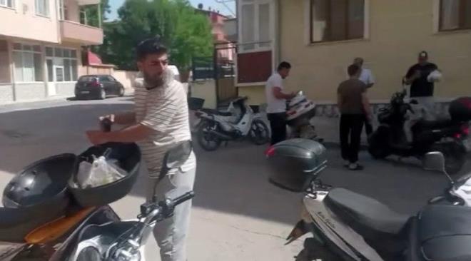 Teslimata ��kan 25 motokurye, evin �n�nde toplanmas� �zerine m��teri olarak ismi bildirilen 18 ya��ndaki A.O?nun bu adreste ya�amad���, sipari�lerin as�ls�z oldu�u ortaya ��kt�.    Kap�y� a�an olmay�nca telefonla ula��lan A.O, kimseye yemek sipari�i vermedi�ini, kendisi ad�na bunu ba�ka birilerinin yapt���n� s�yledi.  Evin bulundu�u soka�a birka� dakika arayla gelen kuryeler ve motosikletlerinin cep telefonuyla �ekilen g�r�nt�leri ise sosyal medyada payla��ld�.