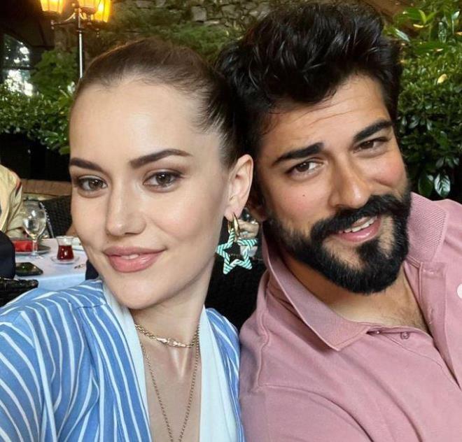 Sanat camiasnn en ok merak edilen iftlerinden biri olan Burak zivit ve Fahriye Evcen, sosyal medya hesaplarndaki paylamlaryla olduka dikkat ekiyor. Getiimiz akam yeni bir paylamda bulunan Fahriye Evcen, ei Burak zivit, oullar Karan ve Kerem ile yeni yan kutlad. Evcen'in 38 yana zel pastas ise herkesin dikkatini ekti.
