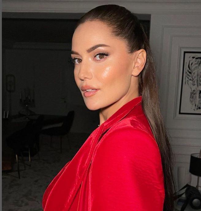 Hayatlarnda dair paylamlarn sosyal medya hesab zerinden paylaan Burak zivit ve Fahriye Evcen, dn yapt paylamla ok konuuldu.