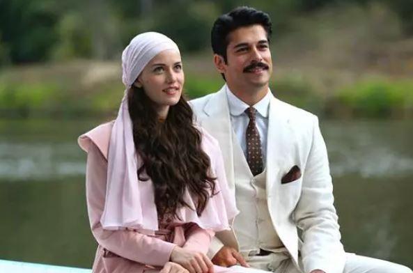 alkuu dizisinde beraber rol alan Fahriye Evcen ve Burak zivit, 2017 ylnda dnyaevine girmiti.