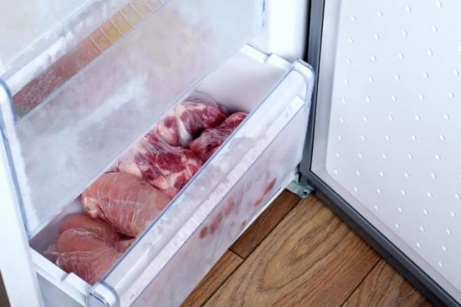 'SAKATAT LE ET AYNI YERDE SAKLANMAMALI'    Etin saklama koullarn da anlatan Toprak, "Et kesildikten sonra kuba doranp ya da kyma haline getirildikten sonra buzdolabnn normal ksmnda en fazla 2 gn saklanabilir sonrasnda muhakkak dondurucu ksmnda muhafaza edilmeli.