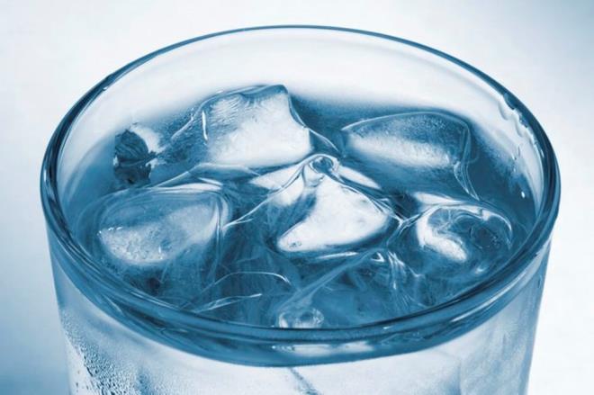 SUSUZ KALMAMAK N SALIKLI NERLER    Souk su tketmenin olas sakncalar gz nne alndnda, yaz aylarnda susuz kalmamak ve salkl kalmak iin eitli alternatifler var.    Vcuda daha nazik davrand ve daha verimli sv almn ve sindirimi destekledii iin oda scaklnda veya biraz souk su iilmesi sklkla tavsiye edilir.