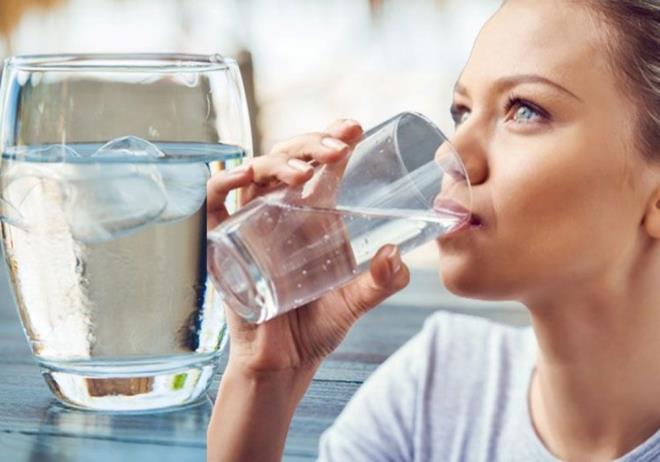 Bunaltc yaz sca younlatka, pek ok kii serinlemenin hzl bir yolu olarak souk suya yneliyor. Souk su vcutta annda rahatlama salyor.     Noida Uluslararas niversitesi'nde yaplan aklamada bu yaygn uygulamann potansiyel sakncalarn ve salk zerindeki etkileri ortaya kt.