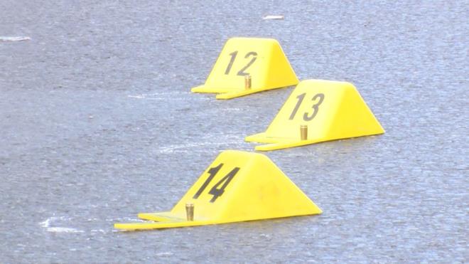 SOKAKTA NCELEME YAPILDI    Olay yeri inceleme ekipleri sokakta incelemelerde bulundu. Bo kovanlar toplayan polis ekipleri evre i yerlerinde krlan camlar inceledi.