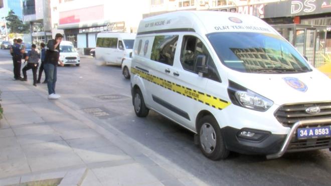 evredeki gvenlik kamera grntlerini inceleyen polis ekipleri kaan saldrgan yakalamak iin alma balatt.