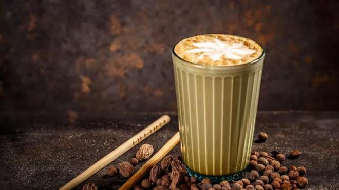 Gnn hemen her saatinde birok insan tarafndan tketilebilen kahve, scak havalarda pek tercih edilmiyor. Bu noktada pek ok insan tarafndan souk kahve tarifi aratrlabiliyor. Zira pratik bir ekilde hazrlanan souk kahve tarifi, adeta damaklardan silinmeyecek bir lezzet brakabiliyor.