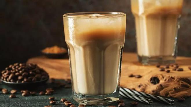 Su, eker ve instant kahve istenilen bardaa koyulur ve kartrlr.<p>Karm eridikten sonra souk st ilave edilir ve kprnceye kadar tekrar kartrlr.