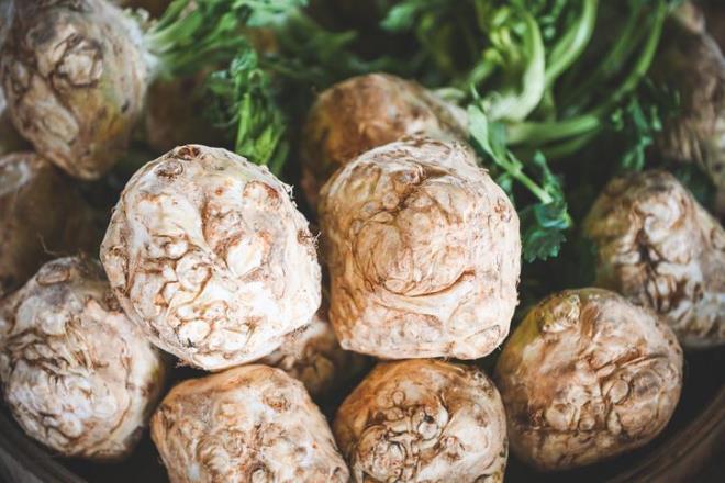 Bol lifli sebzelerin banda gelen kereviz, cildi nemlendirmede ve krklk ile atlaklar azaltmada birebirdir. Kalorisi de olduka az olduundan kerevizi sk sk tketebilir, yemekleriniz, salatalarnzda ve mezelerinizde rahatlkla kullanabilirsiniz.