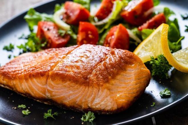 Omega 3 asidi ve D vitamini bakmndan ok zengin olan somon bal, akne ve krklklarn giderilmesinde aktif rol oynar. Ciltte stres ya da gerginlie bal olarak gelien lekelenmelerle savar. Cildi nemlendirirken, salar iin de faydaldr.