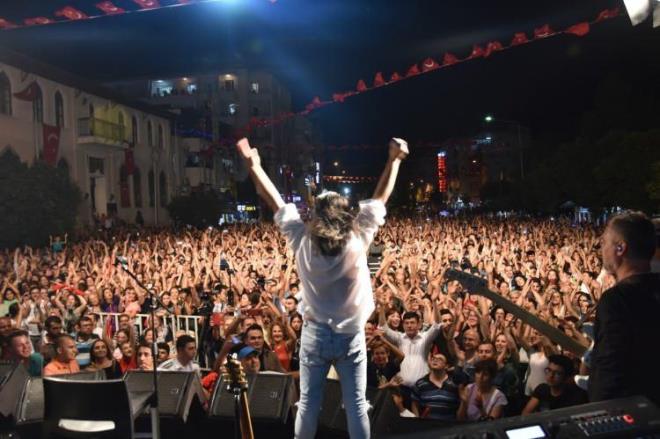 Bata Antalya ile Kbrs'taki otellerde olmak zere brahim Tatlses, Ebru Gnde, Ajda Pekkan, Serdar Orta, Melek Mosso ve Hadise gibi birok nl sahnede olacak.