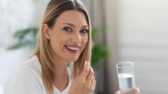 Yaynlanan gncel almalara gre dengesiz ve dzensiz D vitamini takviyesi almann salk zerinde olumsuz etkiler yaratabilecei syleniyor. Ancak doktorlar, belirtilen 4 grubun takviye almasnn faydal olabileceini sylyor. Yaygn kullanm nedeniyle birok kiinin kontrolsz bir ekilde kulland vitamin takviyeleri, daha iyi bir salk iin dikkatli kullanm gerektirir.