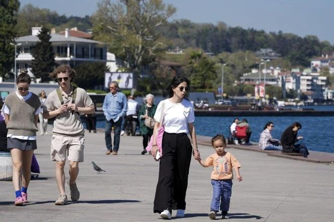 "HSSEDLEN SICAKLIK 40 DERECELER BULACAK"    zdemir, "Scaklk ok yksek, hissedilen scaklk da nemden dolay farkl oluyor. u anda stanbul'da 30-32 derecelik bir scaklk var ama 38, 39, 40 gibi hissediliyor. Bu stanbul'un her blgesinde deil. Boazda veya deniz kysnda olan yerlerde scaklklar daha dk ama ehir merkezlerinde, trafiin youn olduu yerlerde, klimalarn ok youn kullanld yerlerde maalesef scaklklar 40 derece gibi hissediliyor. Normal olarak 33-34 derecelerde olmas gerekirken scaklk 40 dereceleri bulacak" ifadelerini kulland.