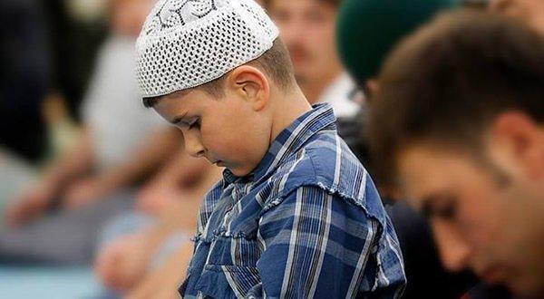 ocuklarn ya ka yanda olursa olsun bayram namazna gtrp, cemaat ruhunu ve cemaat ii bayramlamann ilk tohumlarn ocuunun yreine brakabilir. Efendimiz (sav) bunu yapard.