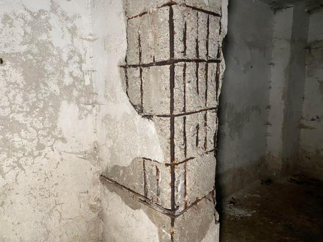 "GM DURUMDA"    Son depremde iki tane blokta oturma olduunu ve tandn anlatan daire sahibi bulunan brahim Altnok, ?Binalarn durumu ok kt, kentsel dnm almalarmz 2-3 senedir devam ediyor." dedi.    "A1 ve A2 bloklar u an gm durumda. Geen depremde binalarda bir oturma oldu, bir hareketlilik oldu." diye konuan Altnok, "O depremden sonra buradan tanarak ayrldm. Burada ev sahibi olarak oturanlar ok az, olduu gibi kirac. Binalarn yapm 1987-88 yllarnda baland.? diye konutu.