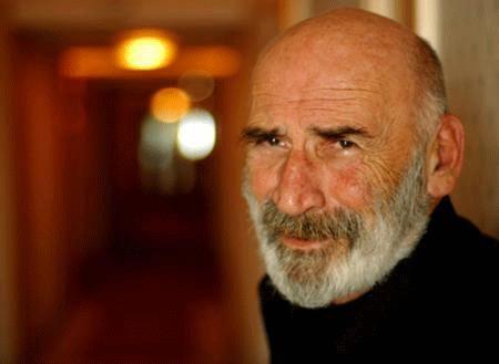 Babas Selanik doumlu bir Trk brokrat olan Kurtiz'in annesi ise Bonakt.